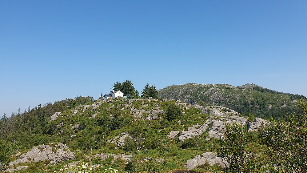 Søre Midtfjellet (med Fjellhytten på toppen) og Blåmanen