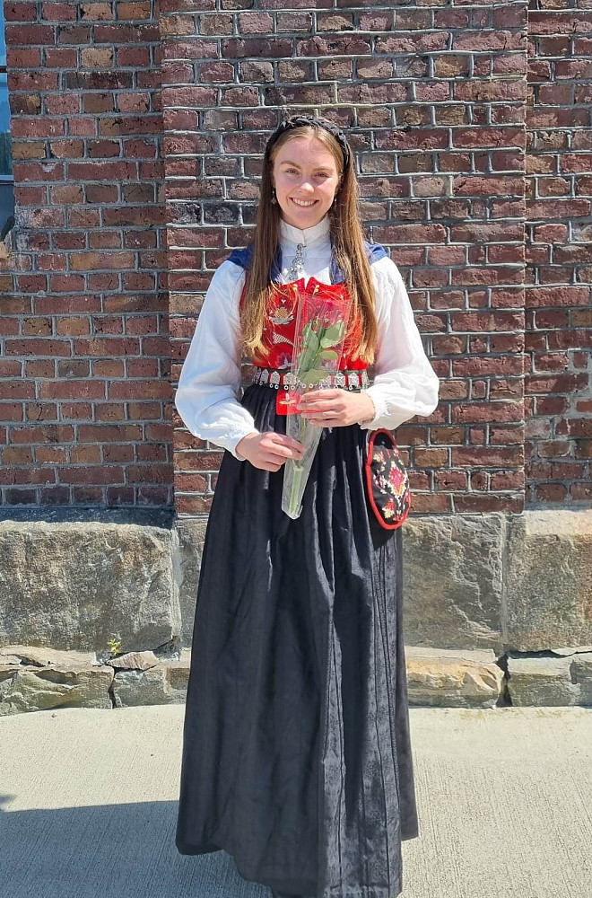Synnøves "graduating". Ferdig sykepleier, fortsetter med psykologi-studier, så det blir nok flere Bergens-turer :-)