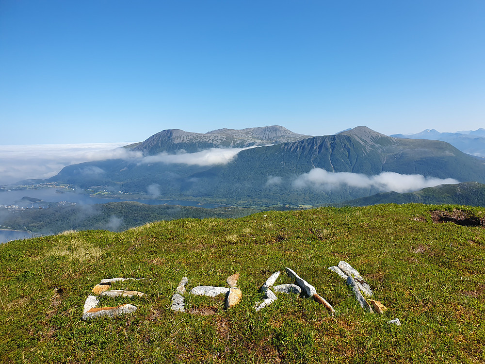 Litt bokstaver på bakken oppe på sørenden av Hildrehesten - bak troner Hellandshornet, Storfjellet og Urfjellet