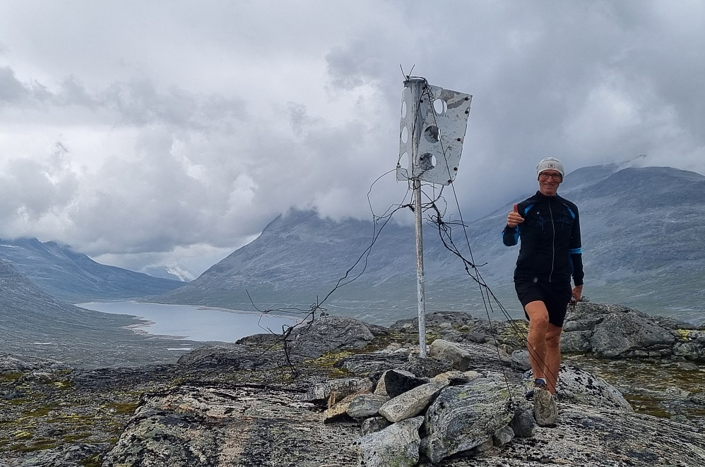 Mot Sandgrovbotn, tunge skyer i horisonten med regn som gjorde stor skade lenger mot nordøst.