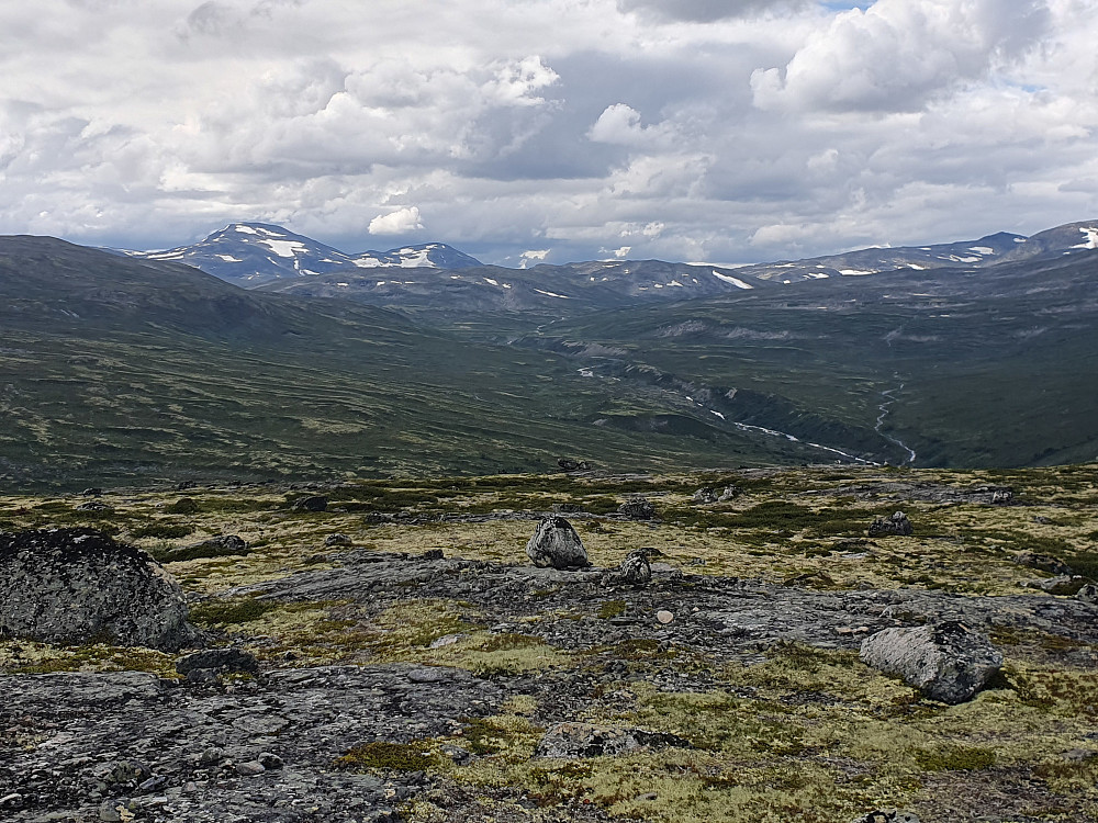 Mot Asbjørnsdalen, Digerkampen til venstre. 