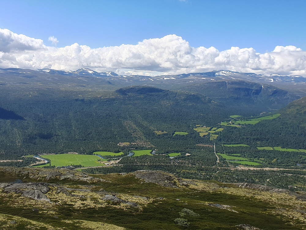 Mot Rånå, Brennhø besteget i går midt i bildet.