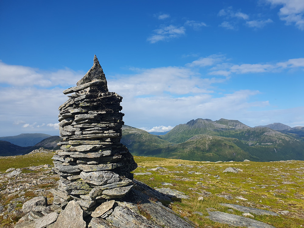 På Maifjellet,  Stortussen/Snøtind ruver til høyre for varden.