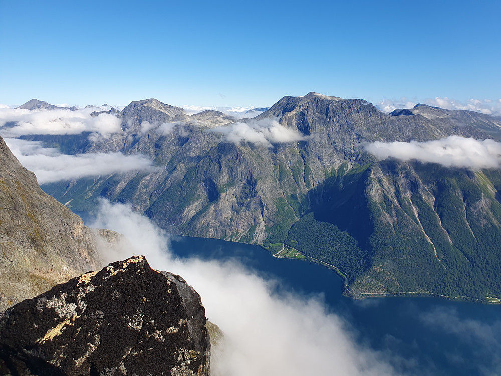 Oppe på ryggen, over på andre siden av Eikesdalsvatnet - Skjorta, Fløtatind, Vikesoksa og Reinstind.