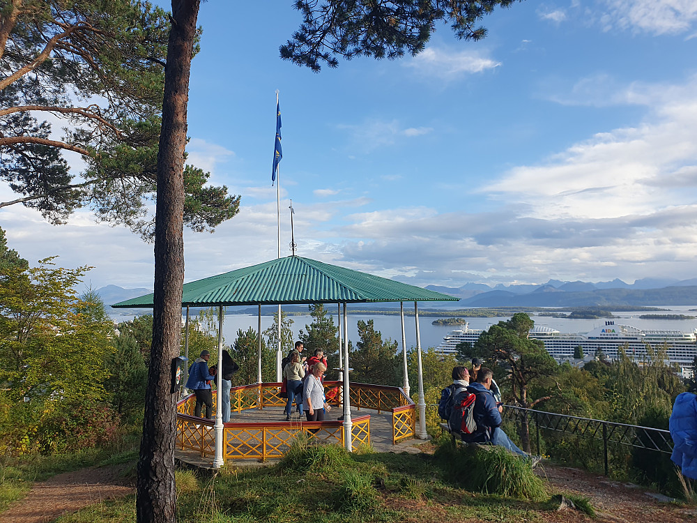 Cruise-turister på Rekneshaugen 