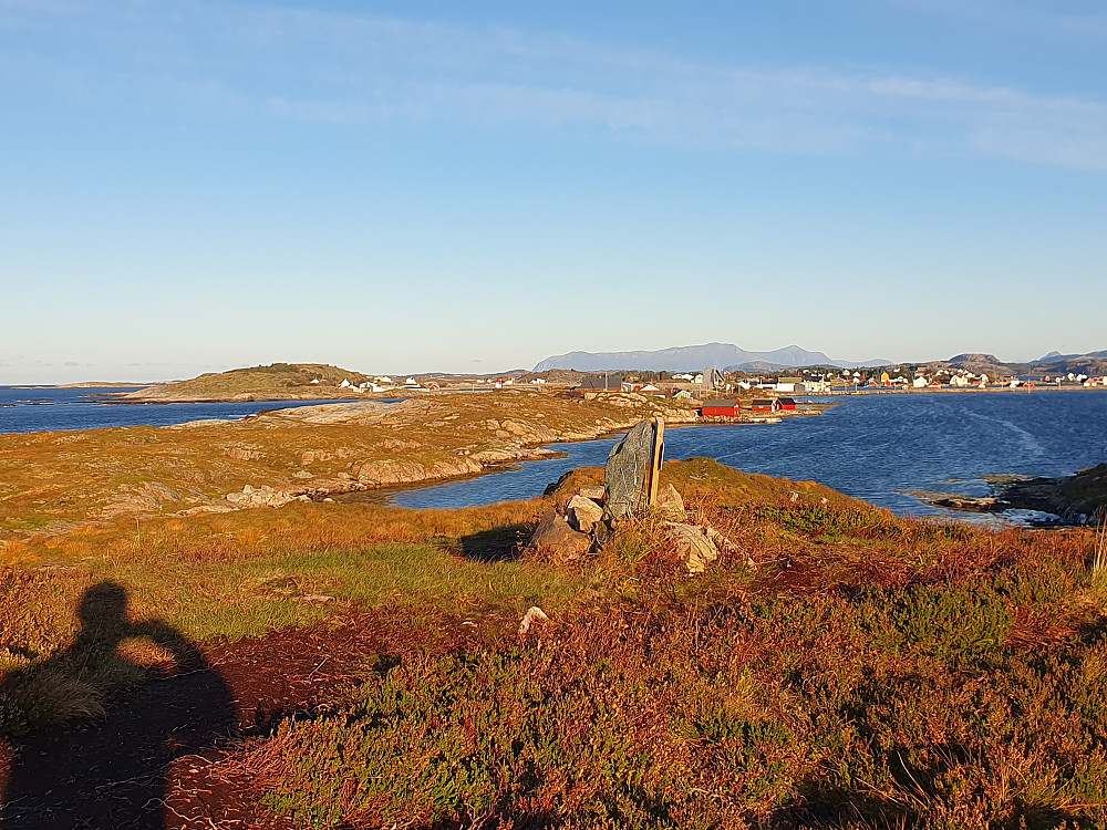 Myrbærhaugen - mot Honningsøya og Langbakken - helt bak skimtes Tustnafjell