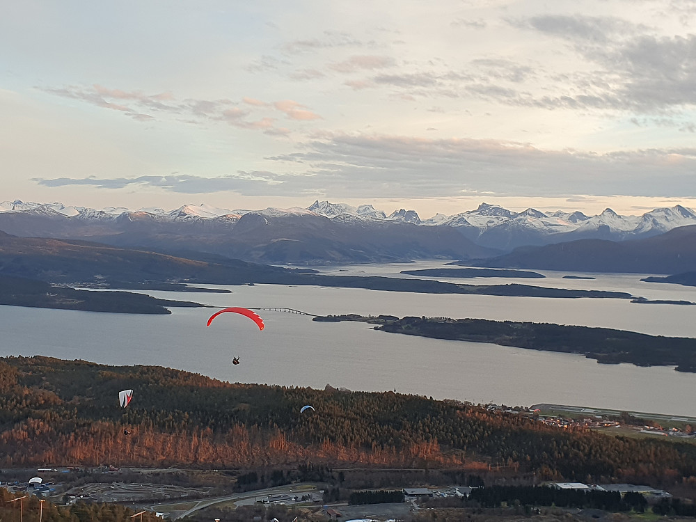 Paraglidere i luften 