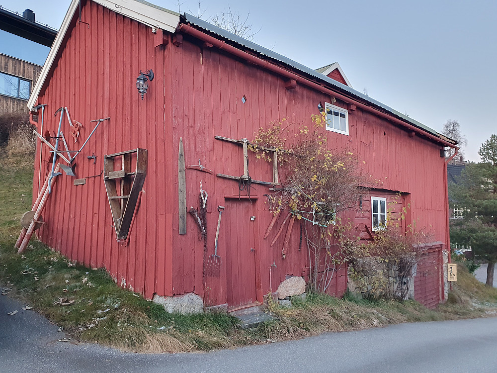 Låven som står igjen på Nesjestykket på Kringsjå. Småbruket til "Nesje", oldefaren til Edvard Hoem, eller "Slåttekaren i himmelen". Eneste bygningen som står igjen forøvrig.