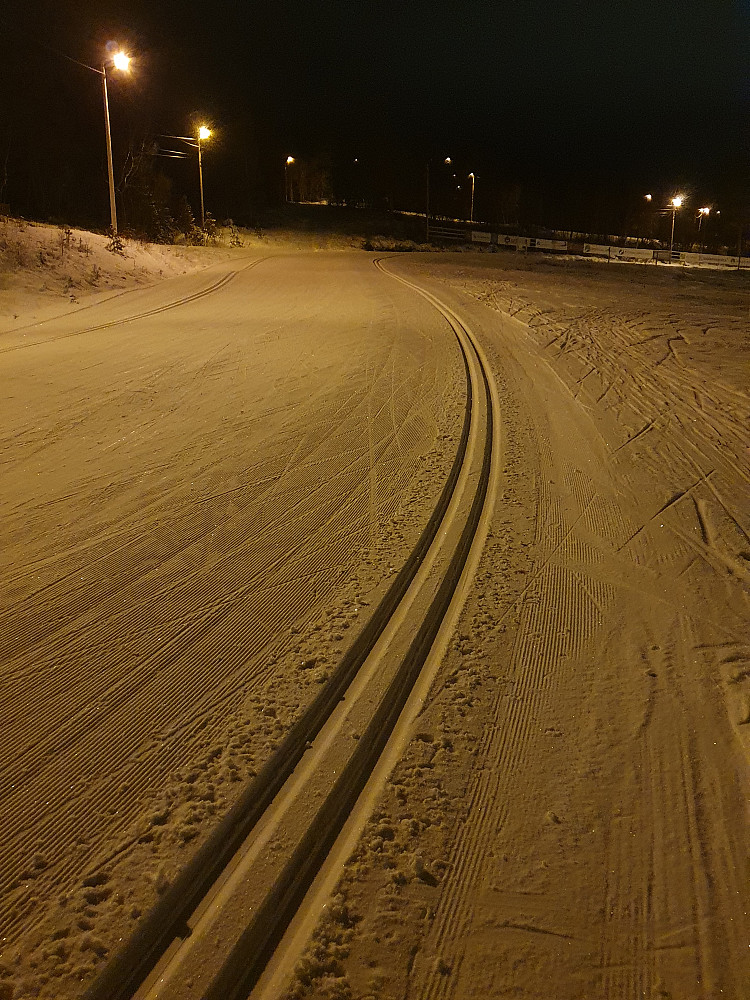 Ble bare lysløypa denne kvelden. Hadde tenkt Kordalen/Ulvshaugen, men kom meg ikke bort fra de nydelige forholdene i lysløypa..