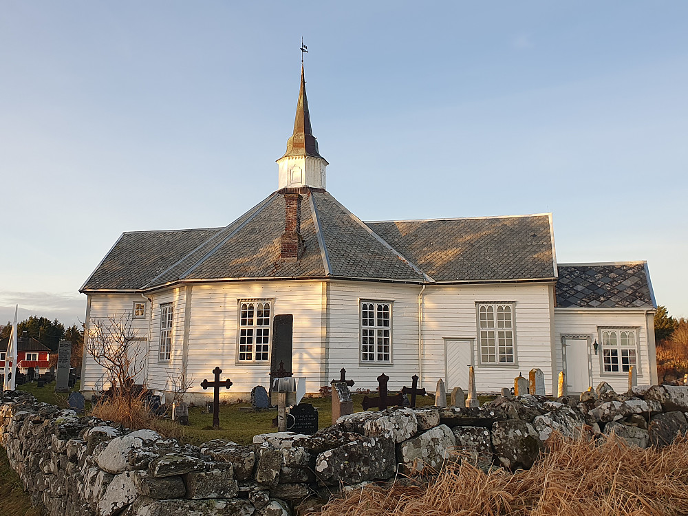 Den 82-år gamle "guiden" var kirketjener også, så det ble tur inn i Sandøy kirke fra 1812.