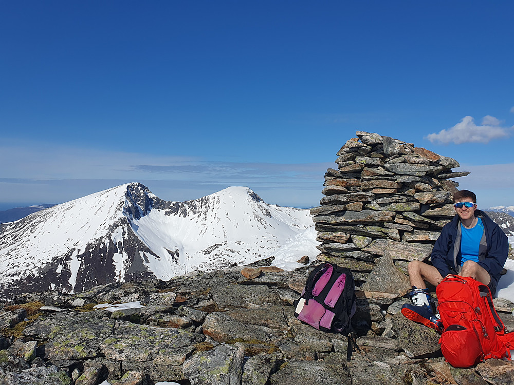 Rast på Sandtinden. Trolltinden og Ytstetinden på andre siden av Ørskogfjellet. 