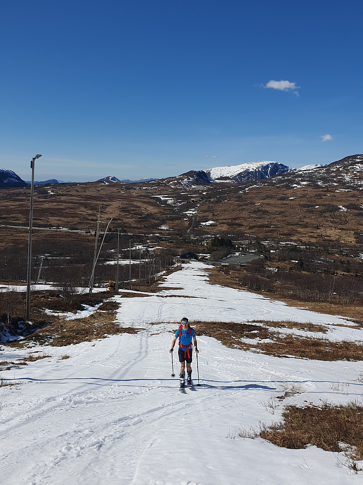 Akkurat skiføre opp slalåmbakken i starten