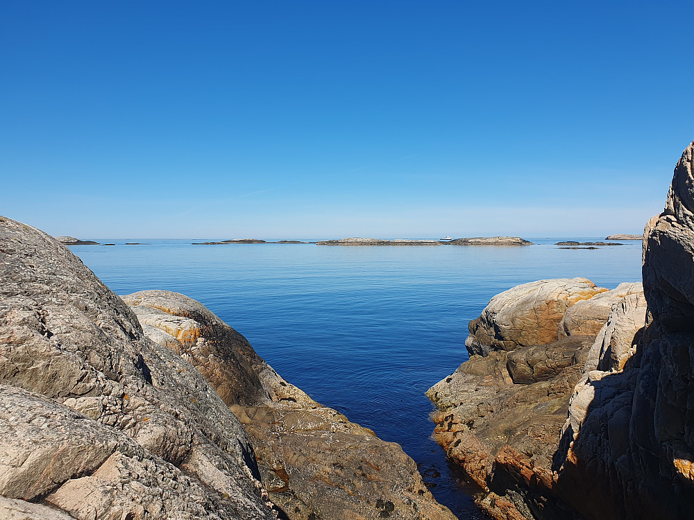 Fantastiske klipper ute på Storrøssøya
