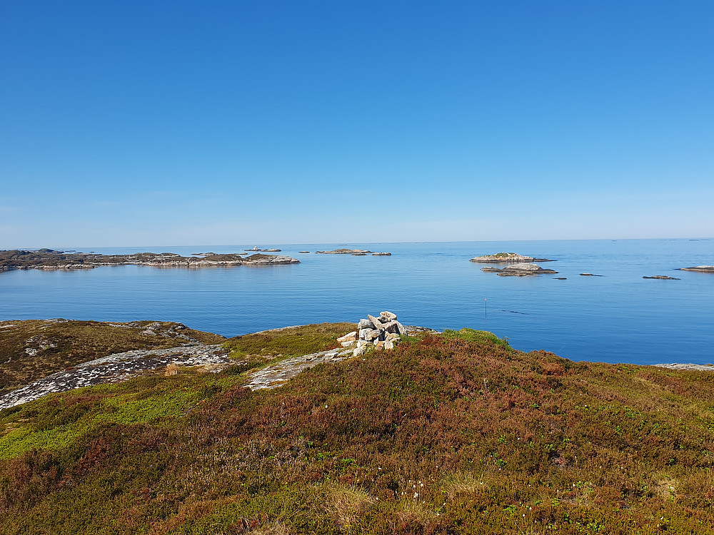 Oppe på høyeste punkt på Storrøssøya