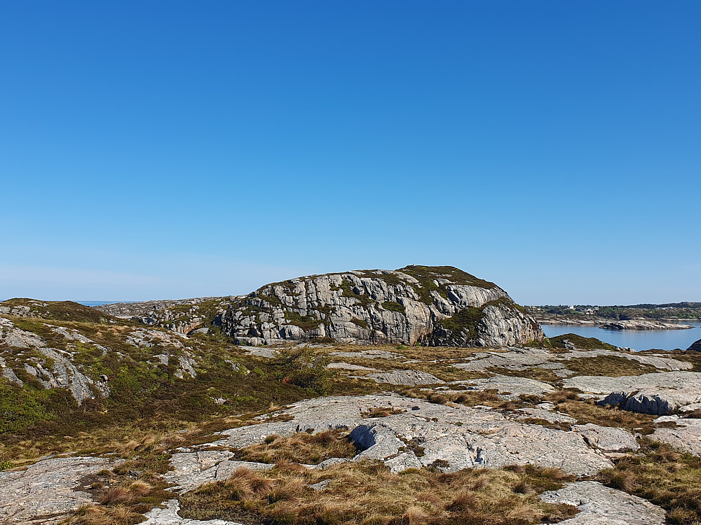Mot høyeste punkt på Storrøssøya - faktisk en ganske bratt og utilnærmelig topp 