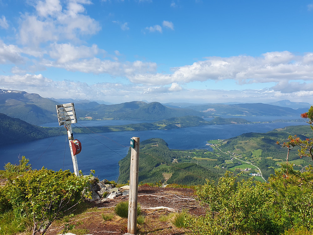 Ned mot ferjeleiet på Kvanne og Neslandet