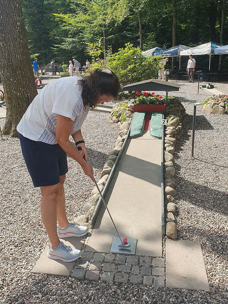 Litt minigolf hører med (senere på dagen). Fikk grundig bank denne gangen
