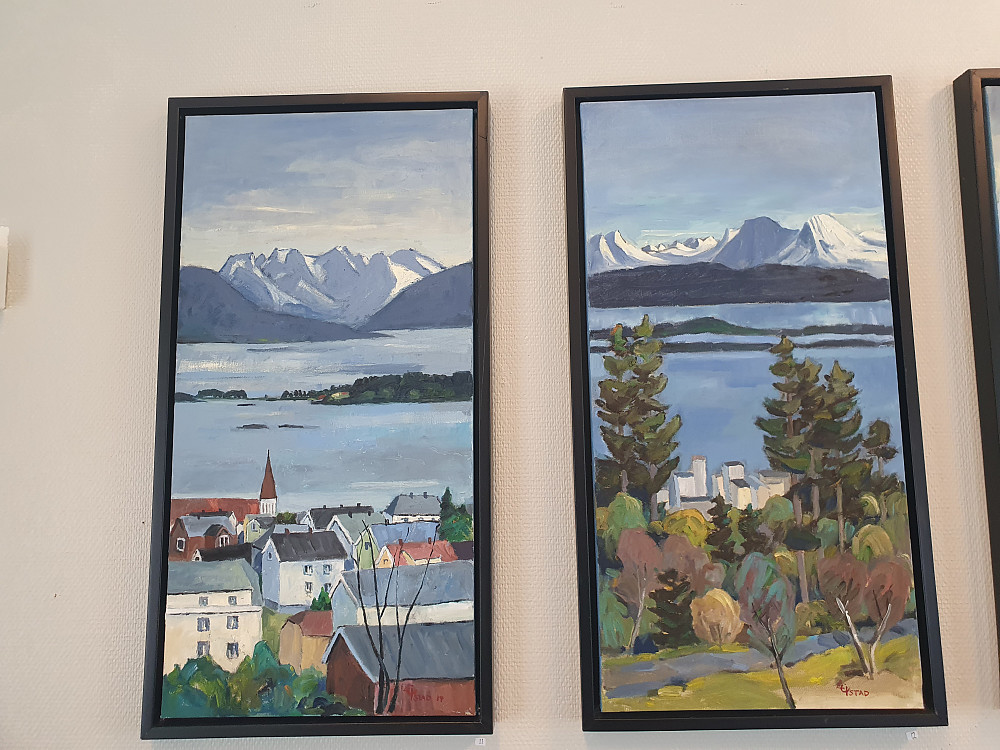 Bildene før de ble tatt av veggen på kunstutstillingen (Leif Christian Istad)