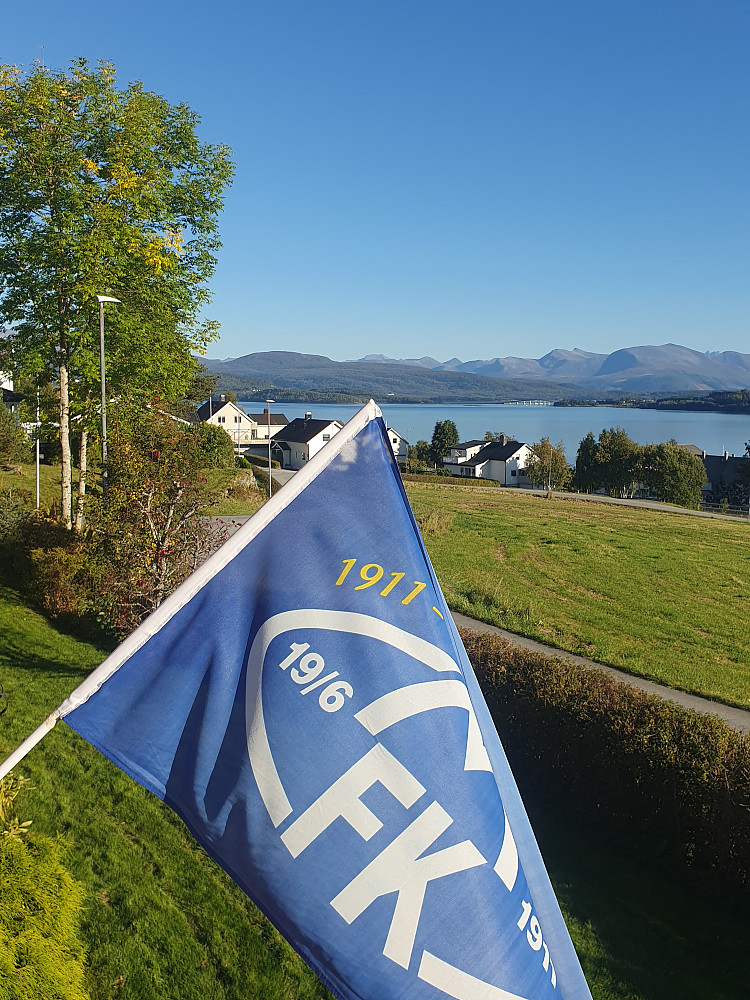 MFK-flagget vaiet stolt i går (storseier i Kristiansund)
