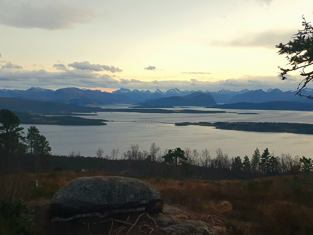 Kveldslys på Hausen - stille før stormen