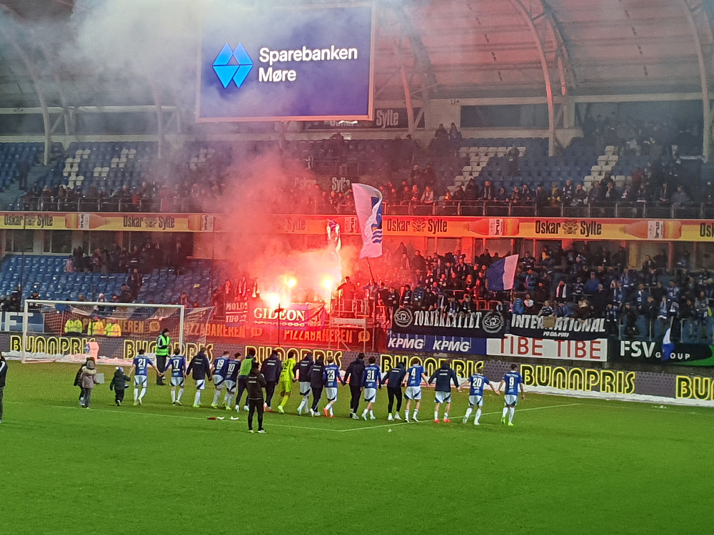 Men det var de blå/hvite som fikk mest å juble for til slutt :-) Morsom og spennende kamp!