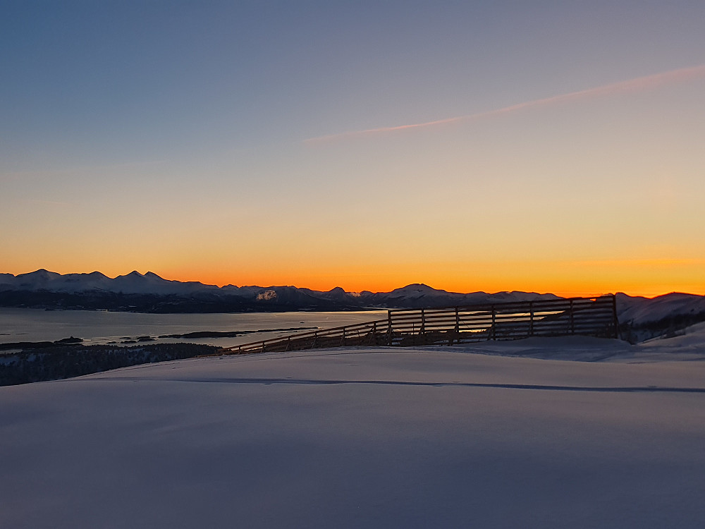 Liten ekstratur til Brenthaugen, for å få med den nesten ukjørte slalåmbakken til under henget i herlig nysnø
