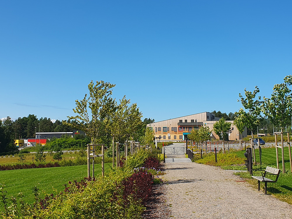Mot barnehagen (Espira) og barneskolen (Årølia)
