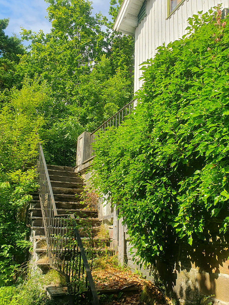 Et par bilder fra framsiden av Retiro Gård 