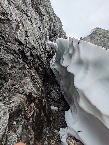 Gikk mellom snøen og berget et lite stykke der både snø og berg var på sitt bratteste