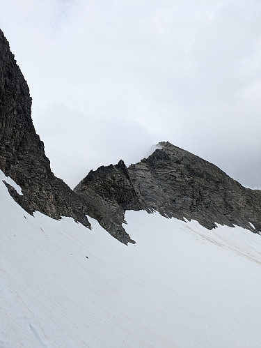 Retur til skaret i mine egne spor over breen - ryggen videre til nordre smørskredtind i bakgrunnen