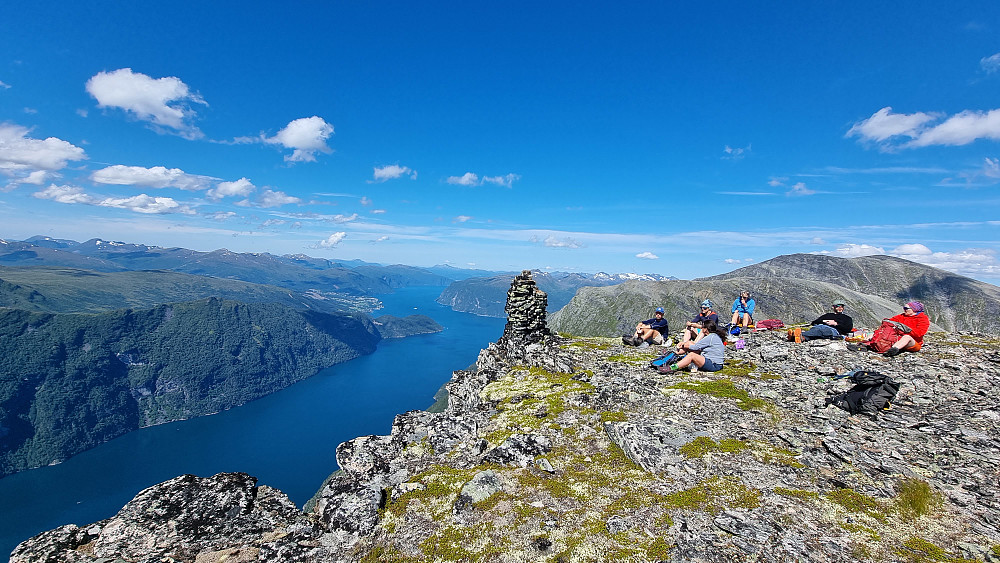 Sunnylvsfjorden med Stranda i bakgrunnen