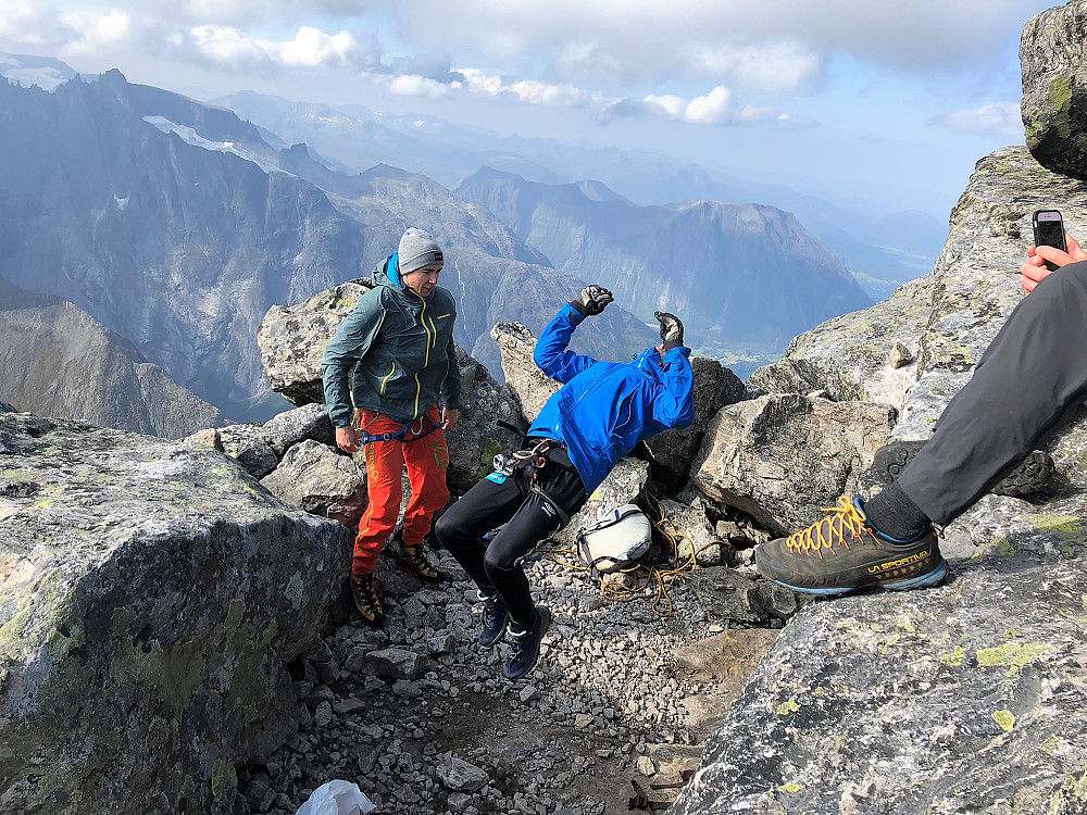 En atlet med baklengs salto på toppen. 