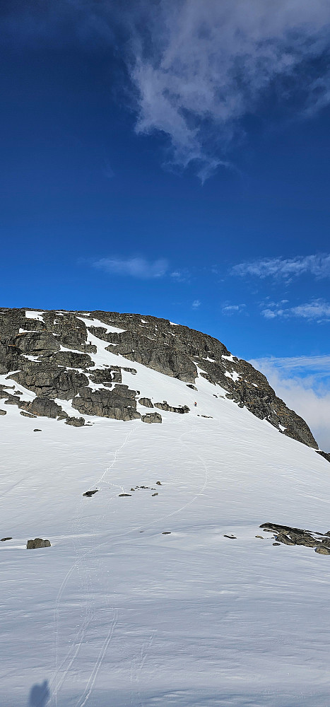 nærbilde av 1982 toppen. Kristin på tur ned på ski og Ragnhild venter ca halvegs i renna. Lite snø og klyving på fjell det siste stykket