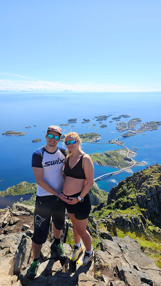 Festvågtind med Henningsvær i bakgrunn