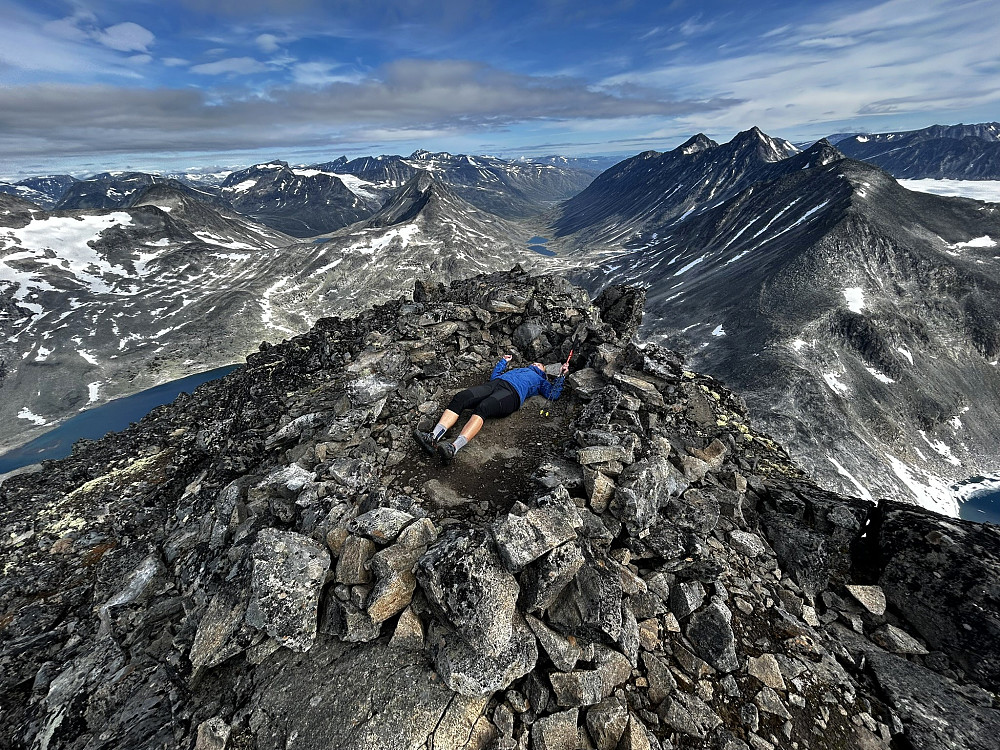 Hard himmelseng på hoveedtoppen.