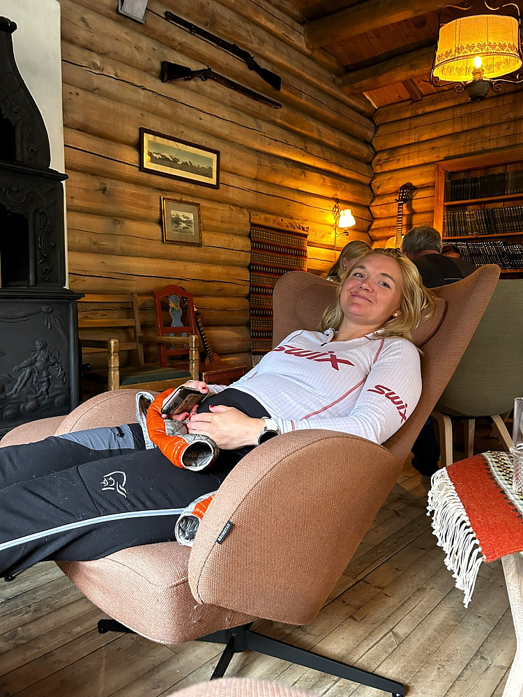 Ragnhild koser seg i den nye lenestolen fra Brunstad