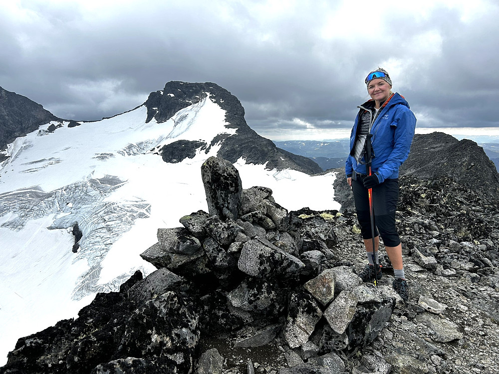 Midtre Svartdalspiggen med Langedalstinden i bakgrunnen