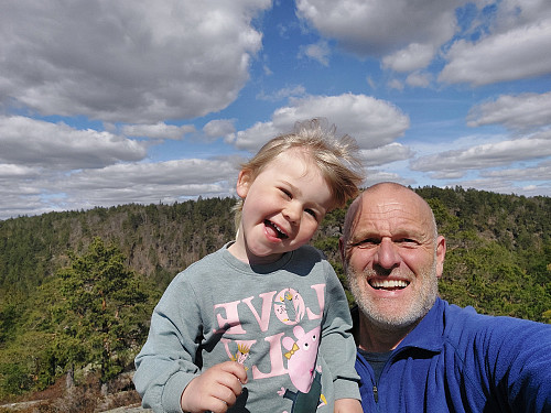 Leah og bebe på Gustulheia. Leah"s første offisielle topptur.