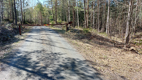 Bom med parkering på h.side. 