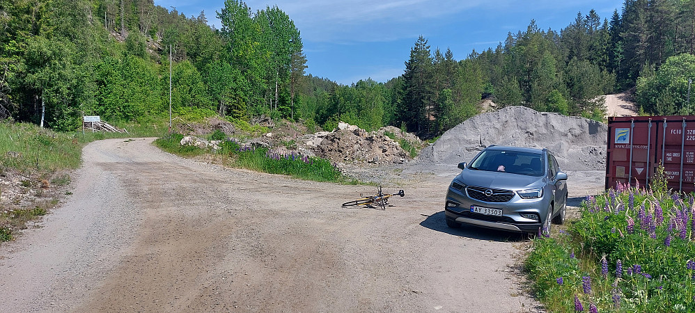 Parkering ved Slemdal. Innerst i Måbøholtaveien