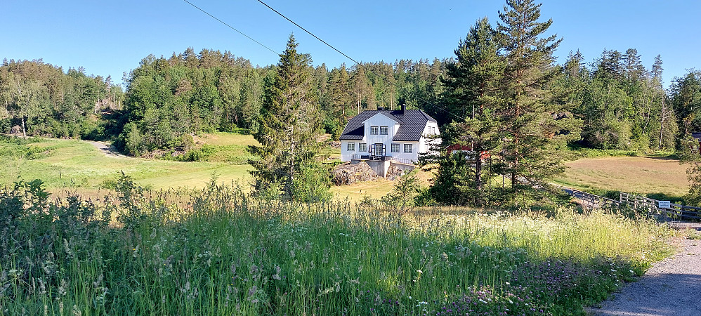Gonge villaen. Veien går bak huset og til venstre