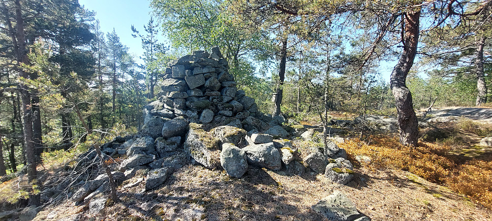 Varde og kasse litt bortenfor toppen