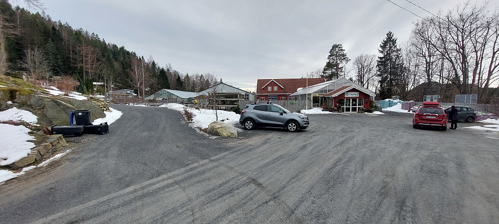 Parkering ved gartneriet, fulgte veien på venstre side