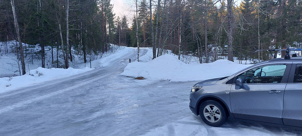 Parkering føre bommen på Bråtane. God plass til flere biler