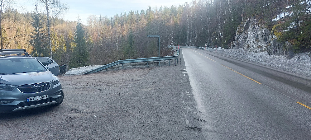 Parkert i krysset til Sannesmoen. Gikk opp i terrenget i svingen der fremme