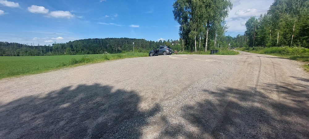 Stor parkeringsplass