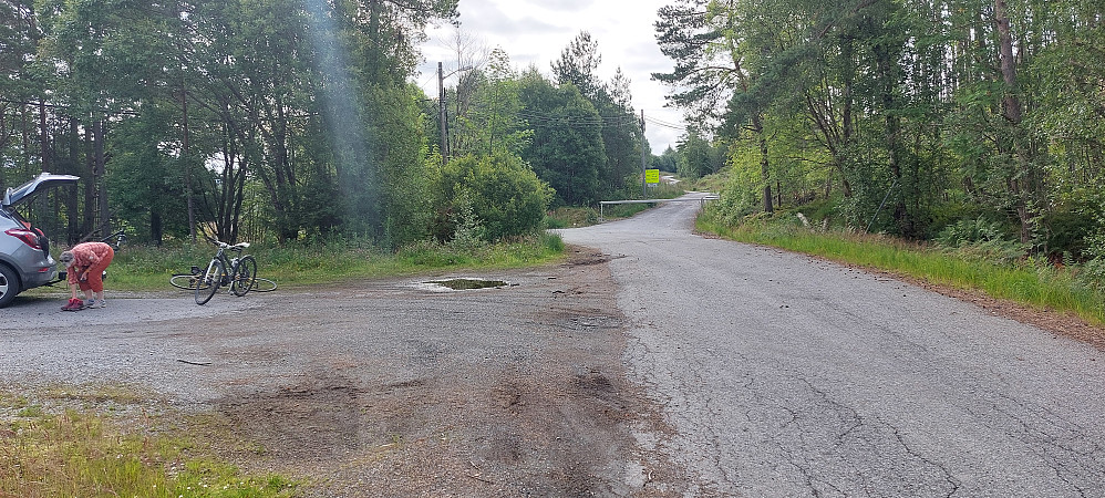 Stor parkering på venstre side før bommen.