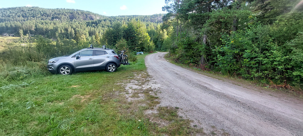 Bomveien går opp til høyre rundt svingen