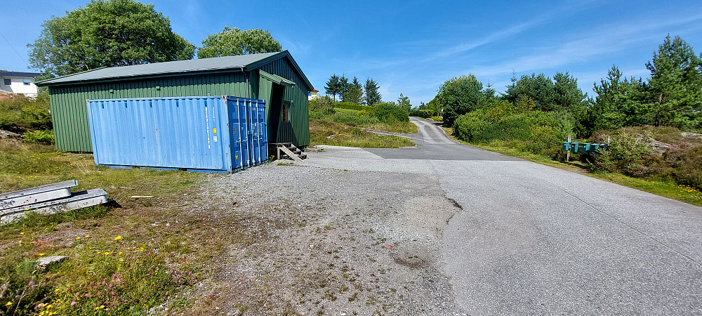 Her burde vi parkert. Følg veien innover. Stien går ned  til høyre før husene.