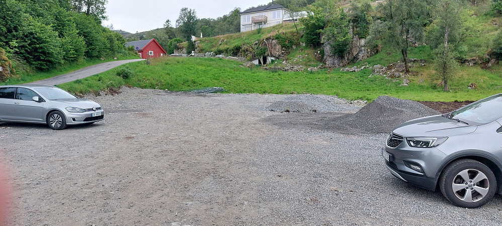Romslig parkeringsplass